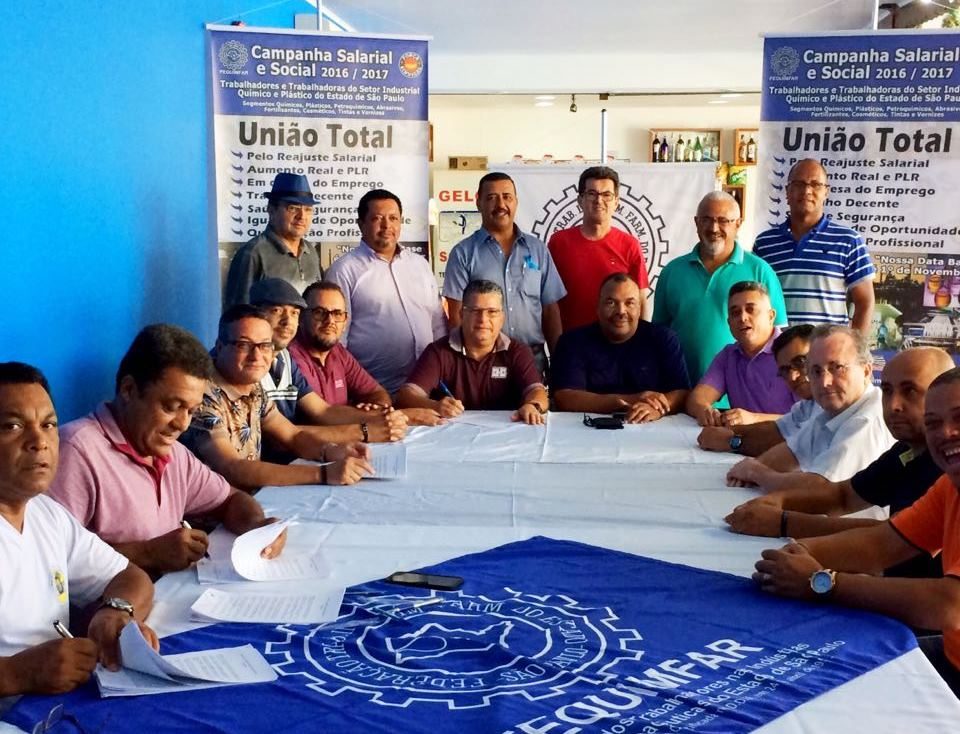 Químicos Assinam Convenção